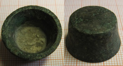 Bronz, okraj puncovaný kroužky, průměr  23,2mm, průměr dna 18mm, výška 13mm, hloubka mističky 10mm, síla stěny 2,2-2,5mm, váha 16,42g - 1lot. Miska na dně obsahuje pozůstatky cínu. Jižní Morava