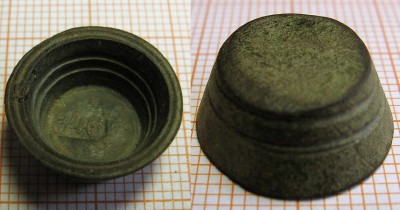 1/4 lotu - 4,21g punc: 846(1846), bronz, průměr 17,3mm, průměr základny 12,5mm, výška 7,6mm, hloubka mističky 6,6mm, síla 1,8-2mm. Po obvodu na venkovní i vnitřní straně 2 linky, na okraji 2 linky.