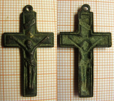 1. Av: ukřižovaný Kristus, hlava mírně nakloněná k pravé paži, v horní části kříže šikmo cedulka s nápisem INRI Rv: - 34,2x19x2,6mm 2,6g Bronz - odlitek