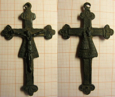 2. Av: v ploše ukřižovaný Kristus, v horní části břevna cedulka s nápisem INRI, kříž po celé ploše zdobený šrafováním, zakončení ramen ve tvaru trojlístku Rv: uprostřed kříže soška Maria Zell, kříž po celé ploše zdobený šrafováním, zakončení ramen ve tvaru trojlístku 62,8x36x4,6mm 9,07g Bronz - odlitek
