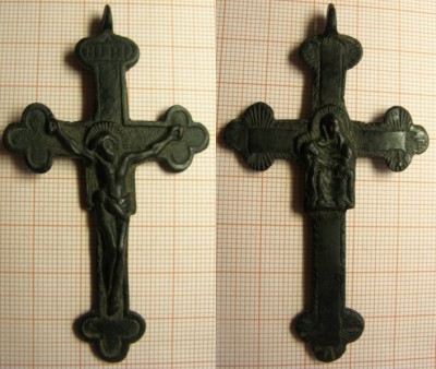 3. Latinský kříž s trojlistým ukončením břeven<br />Av: Ukřižovaný Kristus, hlava mírně nakloněna k pravé paži, za hlavou svatozář, nad hlavou cedulka s INRI. Plocha kříže lemována linkou a celá šrafovaná Rv: uprostřed soška Madony s Kristem na klíně, za hlavami svatozář, v ploše je vytvořen hladký kříž, na paprsčitě rýhovaném pozadí 71,6x44,2x5,3mm 15,51g Bronz - odlitek. Madona na kříži zatím neurčena.